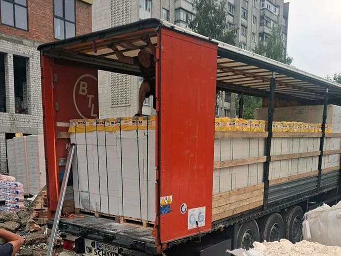Транспортування будівельних блоків вантажним автомобілем по Києву та області, фото